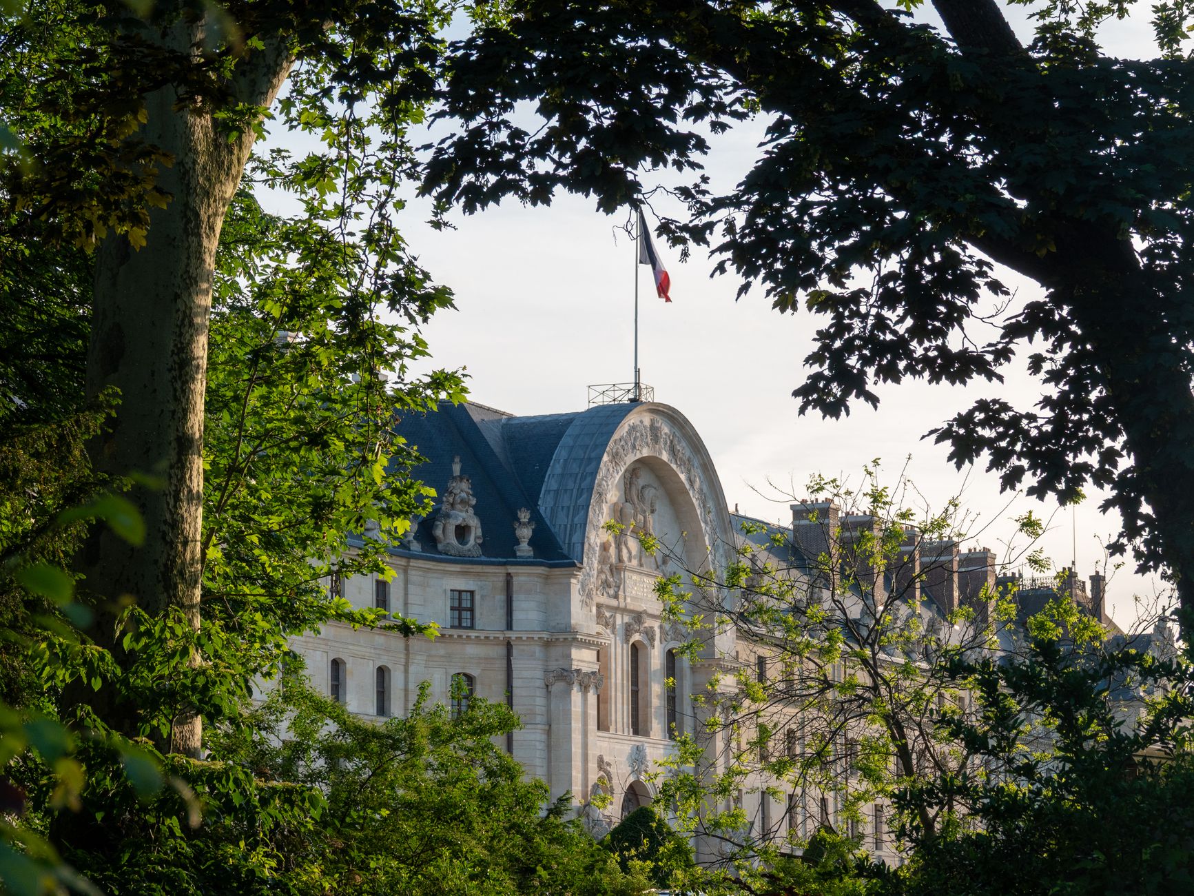 L'ombre des paris : l'ancien maire du Kremlin-Bicetre au cœur d'un scandale