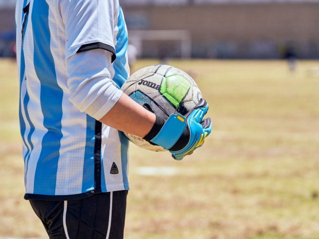 Comparatif gants de gardien : grip et résistance