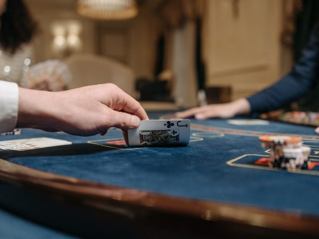 Les bookmakers ciblent-ils les jeunes ? L’AFJ alerte sur le risque d’addiction